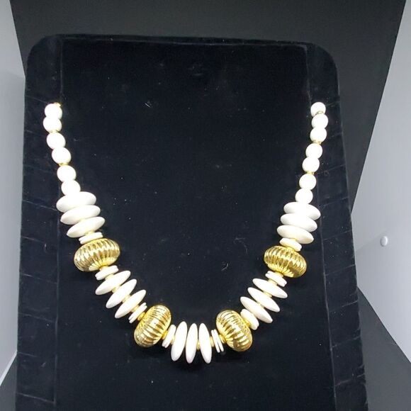 Vintage Retro White & Gold Tone Necklace - Picture 1 of 3